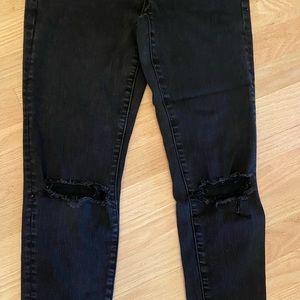 American Eagle Women’s Black Distressed Stretch Jean